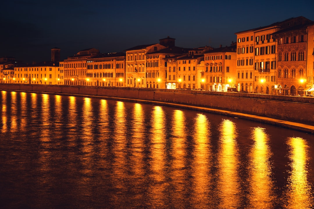 Pisa passeggiata nottura lungo il fiume Arno