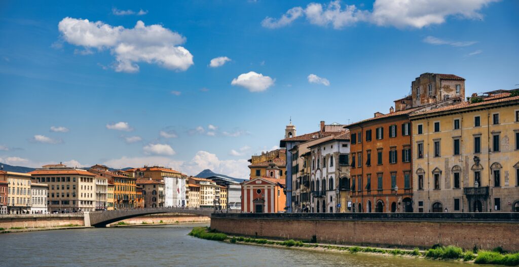 Pisa passeggiata lungo l'Arno